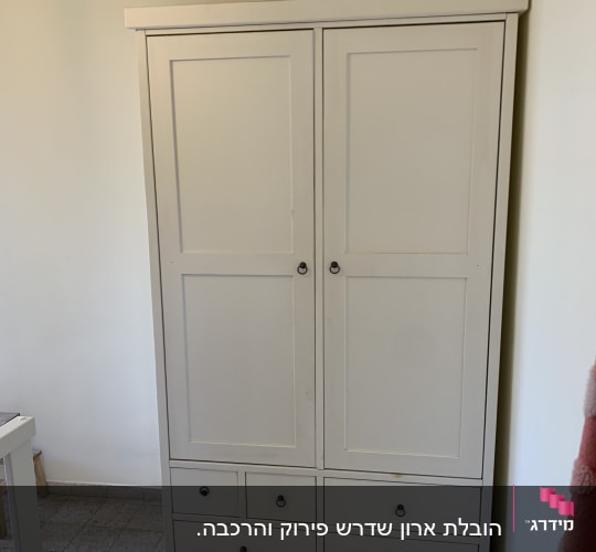 ארון לבן עם דלתות ומגירות בחדר